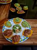 Patacones, con frijoles con queso y con guacamole