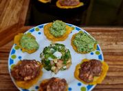 Una foto de patacon con aguacate