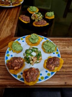 Una foto de Patacones, con frijoles con queso y con guacamole