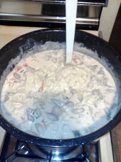 A picture of chicken alfredo.