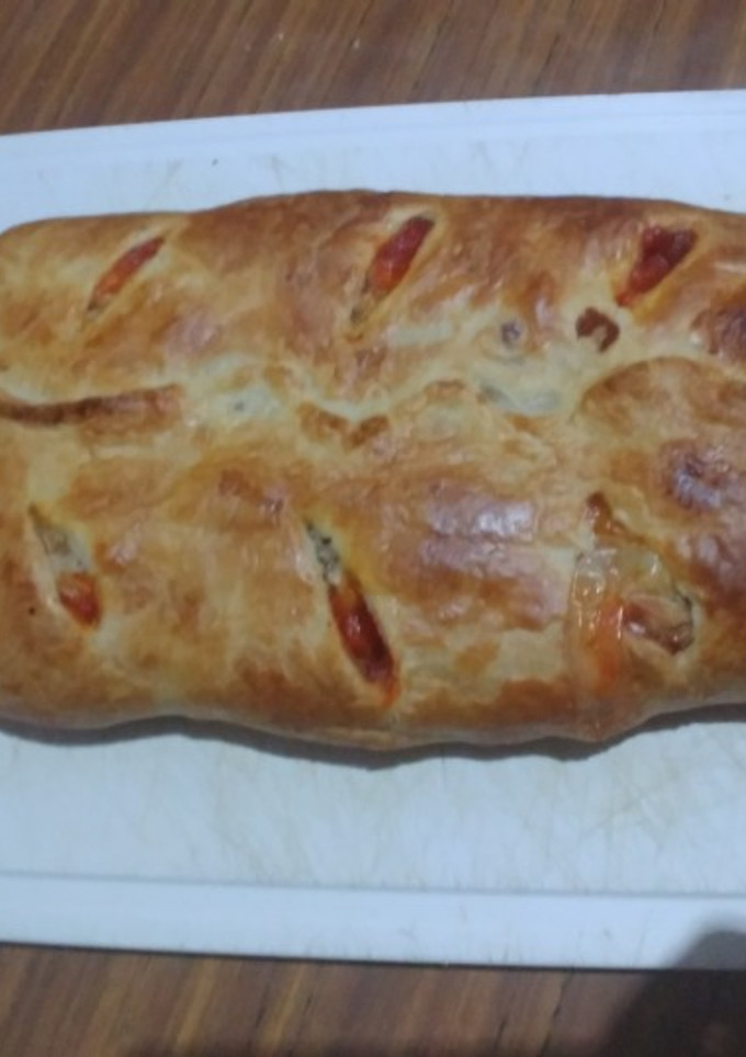Una foto de Hojaldre de berenjena y salchichas