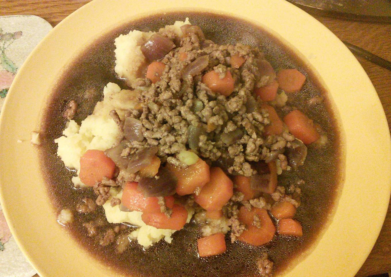 Minced beef & onion with mash & gravy