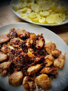 Una foto de Solomillo al teriyaki y cognac con patatas