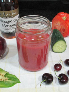 Una foto de Gazpacho de cerezas y tomates- veggie