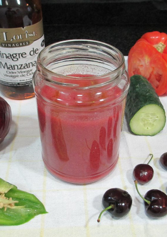 Una foto de Gazpacho de cerezas y tomates- veggie
