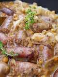 Cazuela de butifarras salteadas con col y garbanzos