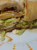 Bocata tortilla jamón York, queso con pan chapata y ensalada con soja