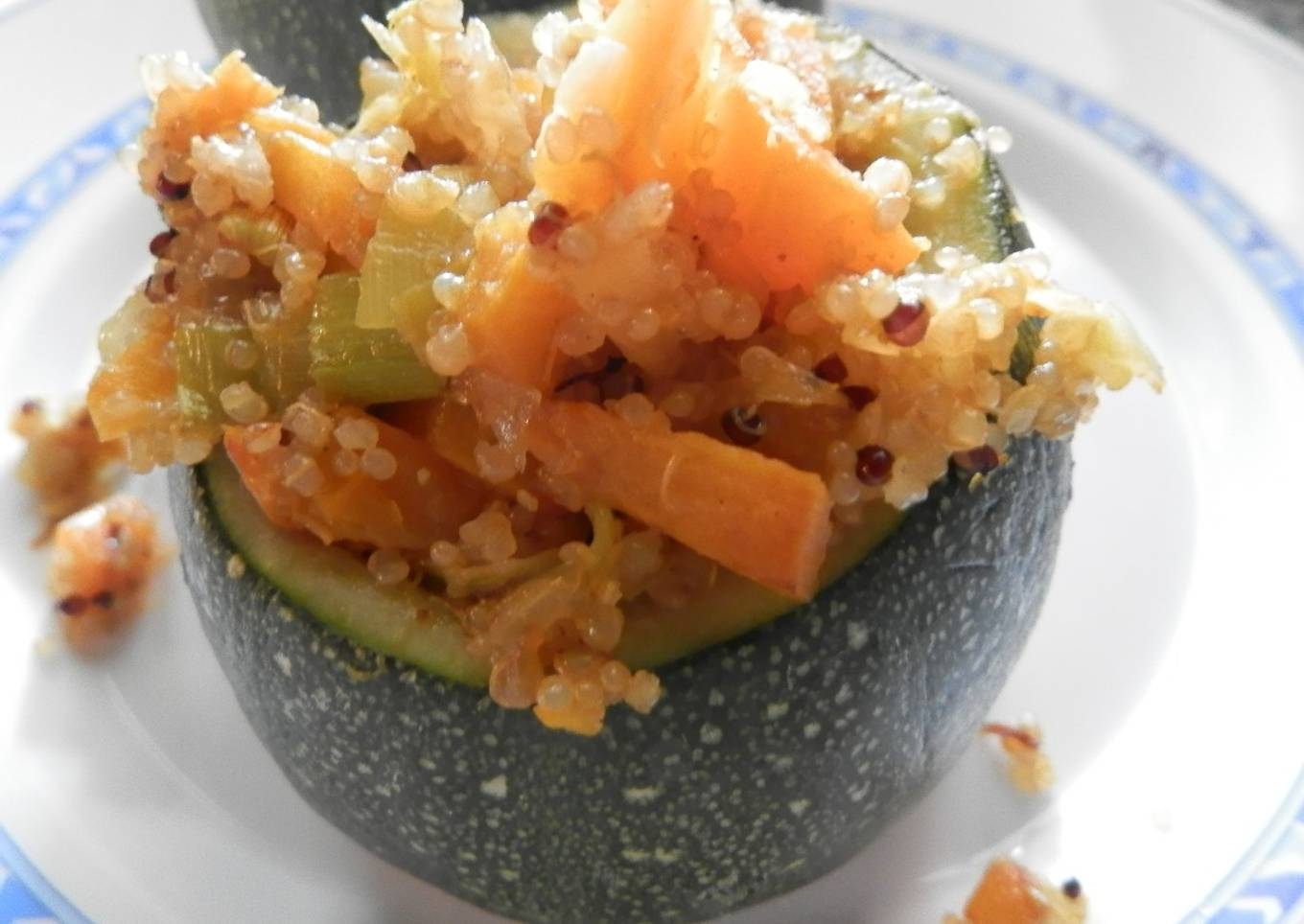 Calabacines rellenos de quinoa y verduras