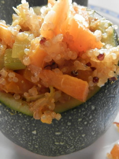 Una foto de Calabacines rellenos de quinoa y verduras