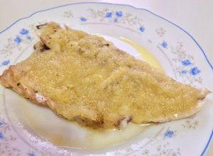 Una foto de Lubina en salsa de manzana