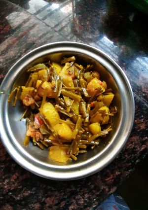 A picture of Aloo moongre ki sabzi.