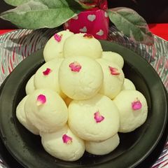 A picture of Rasgulla Sweets.