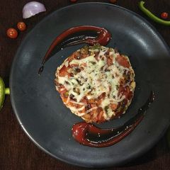 A picture of Bhakhri pizza.