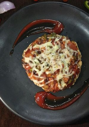 A picture of Bhakhri pizza.