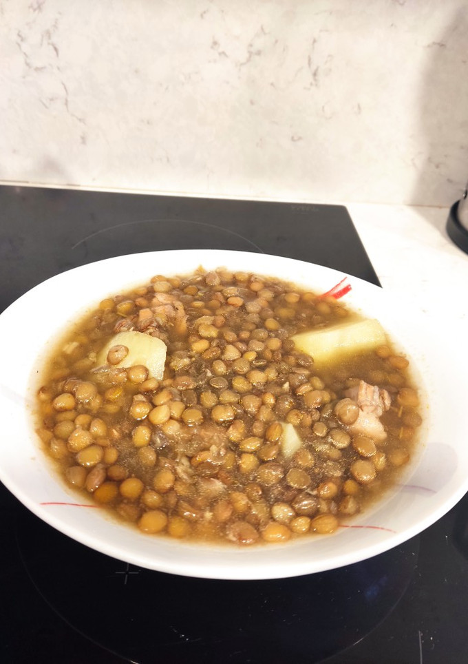 Una foto de Lentejas con conejo