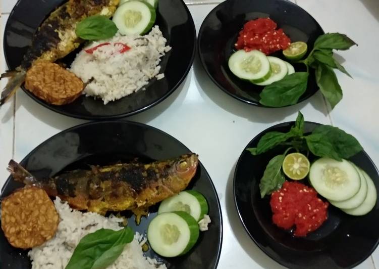 Nasi liwet ricecooker dengan ikan panggang dan sambal dadak