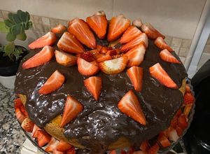 Foto de Bolo de cenoura com morangos 🥕🍓