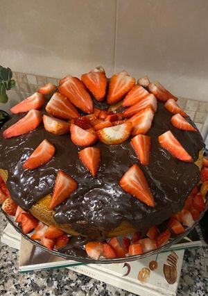 Foto de Bolo de cenoura com morangos 🥕🍓