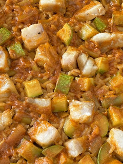 Una foto de Arroz con pescado y calabacín