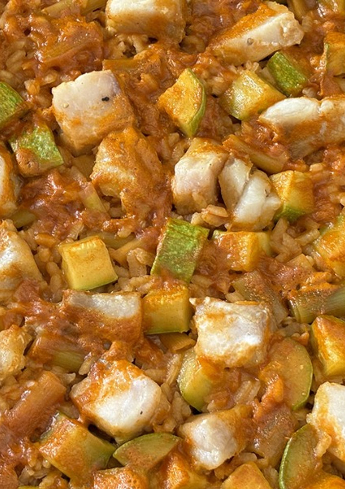Una foto de Arroz con pescado y calabacín