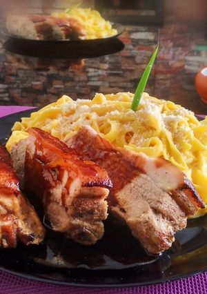 Una foto de Fettuccine a la Huancaína con Cerdo al horno 👍🇵🇪