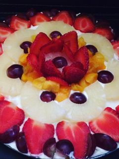 Una foto de Pizza 🍕 dulce con frutas 🍑🍇🍍🍓