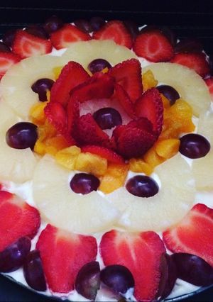 Una foto de Pizza 🍕 dulce con frutas 🍑🍇🍍🍓