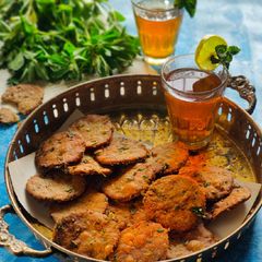 A picture of Methi crakers.