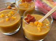 Une photo de gaspacho melon