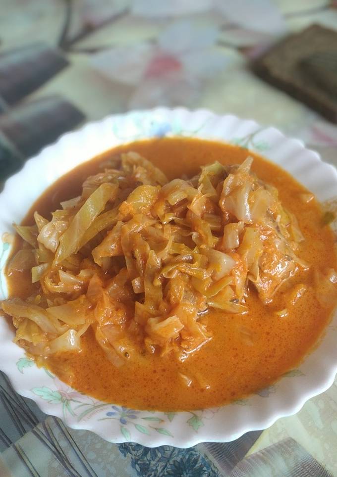 Тушкована капуста з ребрами
