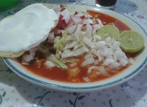 Una foto de Pozole rojo "estilo enojona"