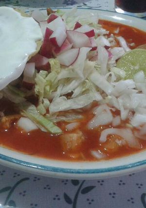 Una foto de Pozole rojo "estilo enojona"
