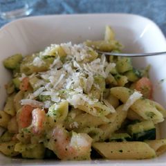 A picture of Pasta zucchini e gamberi.