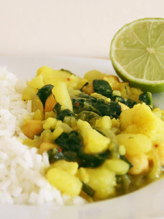Una foto de Coliflor, patatas, garbanzos y espinacas al curry