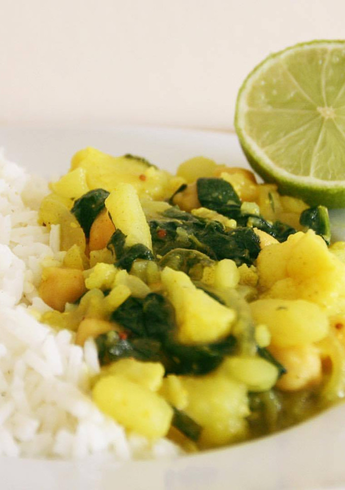 Una foto de Coliflor, patatas, garbanzos y espinacas al curry