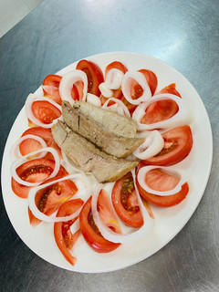 Una foto de Ensalada de ventresca, tomate y cebolla