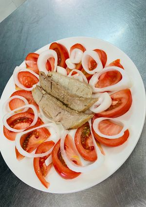 Una foto de Ensalada de ventresca, tomate y cebolla