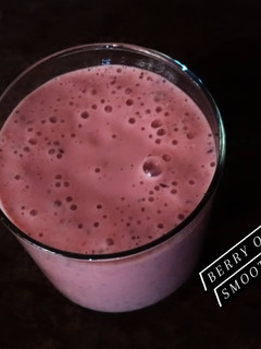 A picture of Mixed berries oat smoothie.