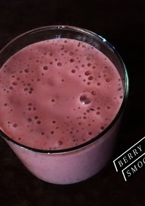 A picture of Mixed berries oat smoothie.
