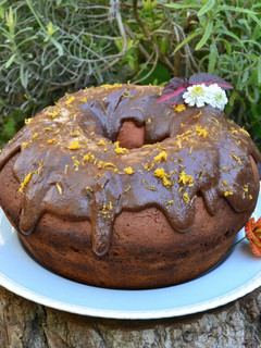 Una foto de Torta marmolada de pomelo con glasé de cacao💞