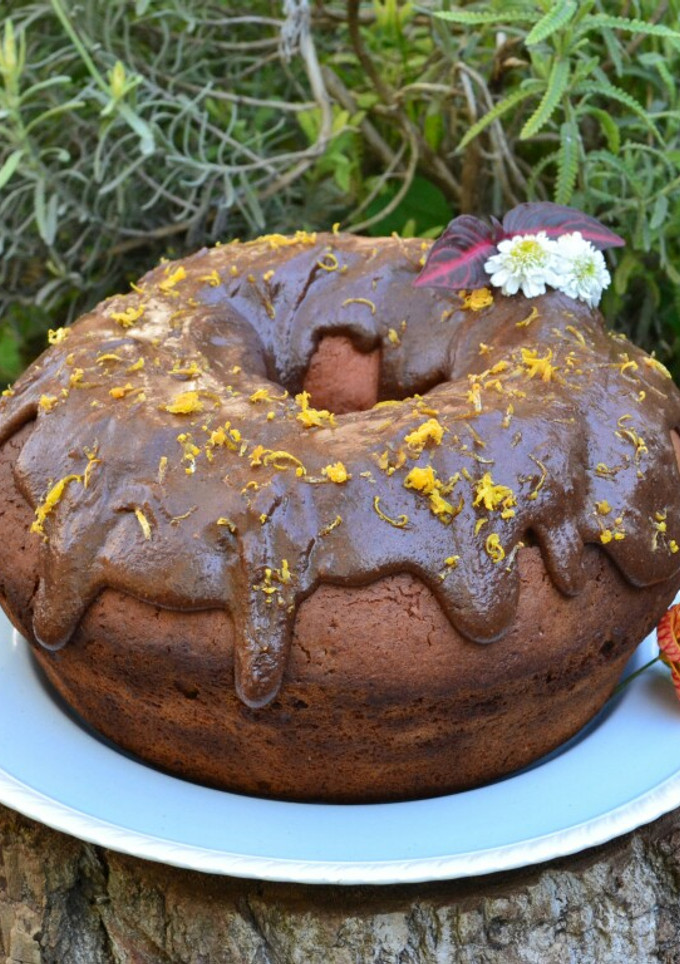 Una foto de Torta marmolada de pomelo con glasé de cacao💞