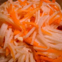 A picture of Vietnamese-style Namasu.