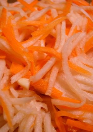 A picture of Vietnamese-style Namasu.