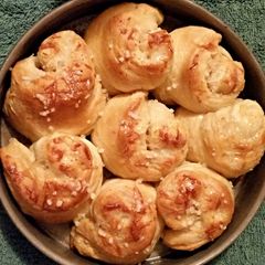 A picture of Tinklee's Garlic Parmesan Cheese Rolls.