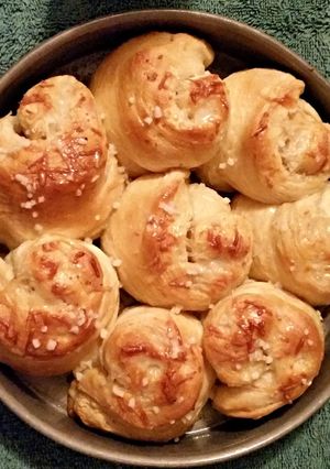 A picture of Tinklee's Garlic Parmesan Cheese Rolls.