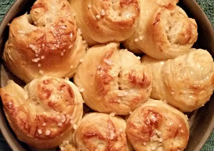 Steps to Prepare Super Quick Homemade Tinklee&#39;s Garlic Parmesan Cheese Rolls