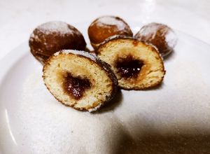 Una foto de Berlinesas rellenas🍓❤️