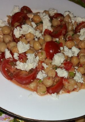 O poză a rețetei Salată de roșii cherry și năut.