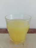 Agua refrescante dorada de chayote