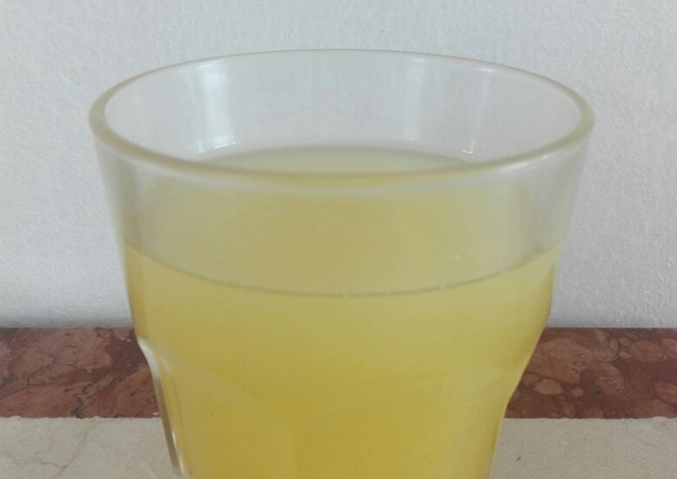 Agua refrescante dorada de chayote